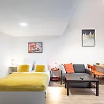 Apartment Centrally Located Comfortable *