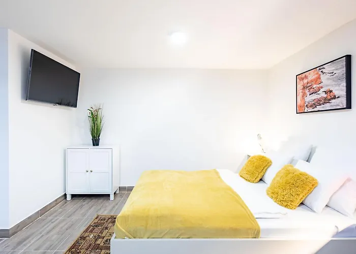 Centrally Located Comfortable Lejlighed *