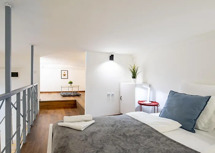 Centrally Located Comfortable Lejlighed *