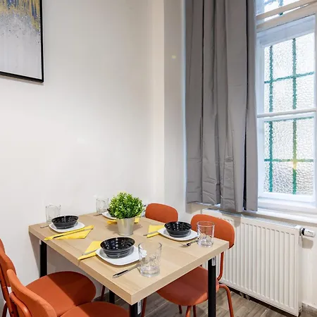 Centrally Located Comfortable Lägenhet