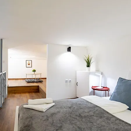 Centrally Located Comfortable Lägenhet *