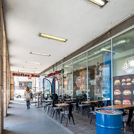 Centrally Located Comfortable Lägenhet